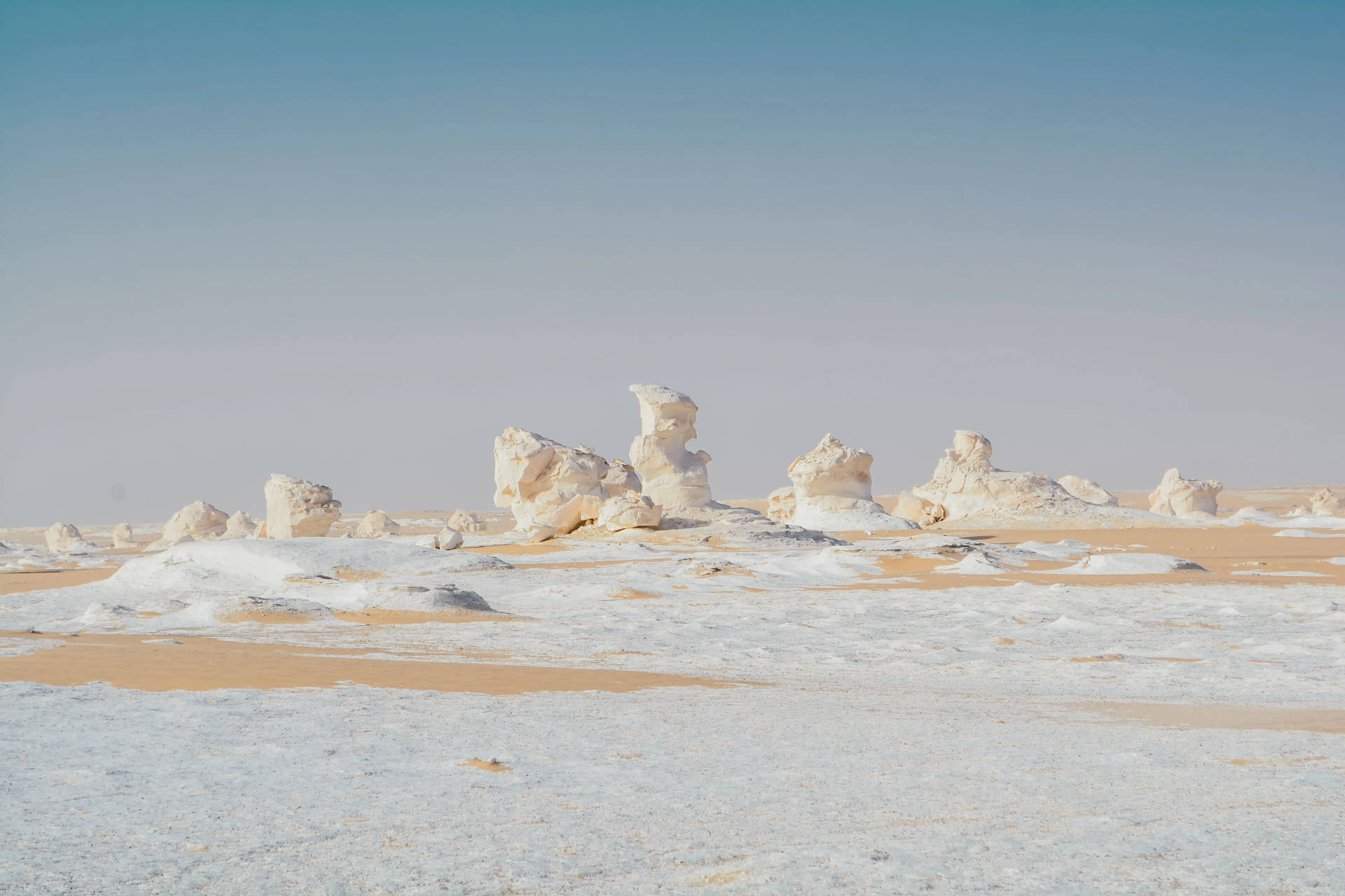 白砂漠の独特な地形が広がる美しい風景